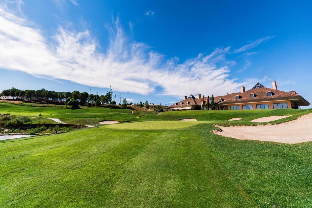 Space In The Villa With Poll Near Golf In Madrid Ngoại thất bức ảnh