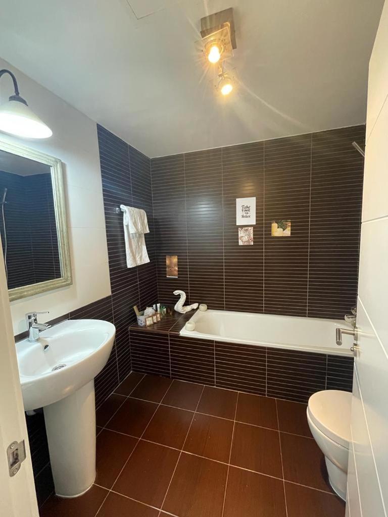 Space In The Villa With Poll Near Golf In Madrid Ngoại thất bức ảnh
